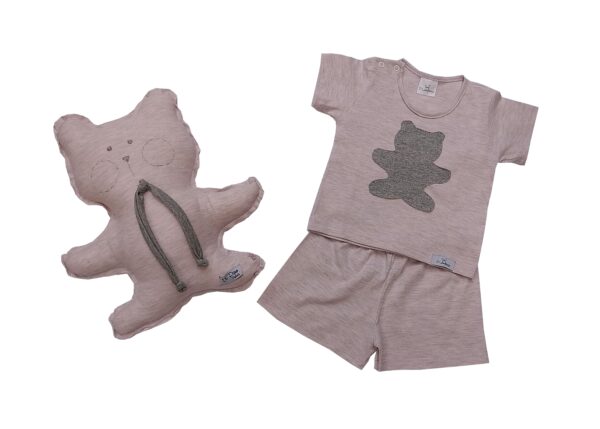 pijama infantil de verão em malha rosa mescla, camiseta com aplicação em forma de urso cinza e naninha de urso combinando