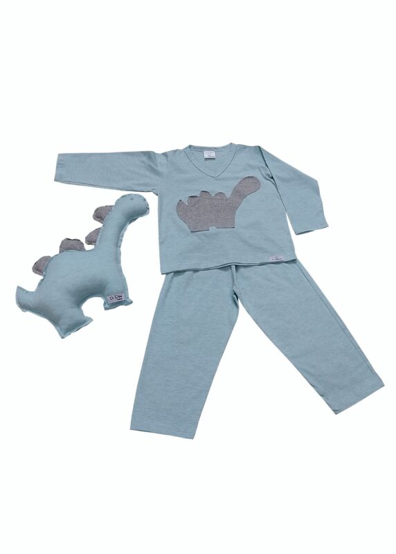 pijama de inverno azul claro com aplicação de dinossauro em cinza na camiseta e naninha em formato de dinossauro combinando