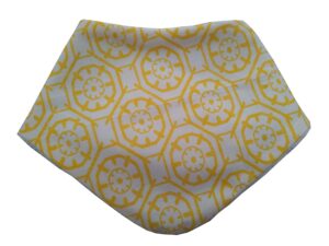babador bandana estampado geométrico amarelo