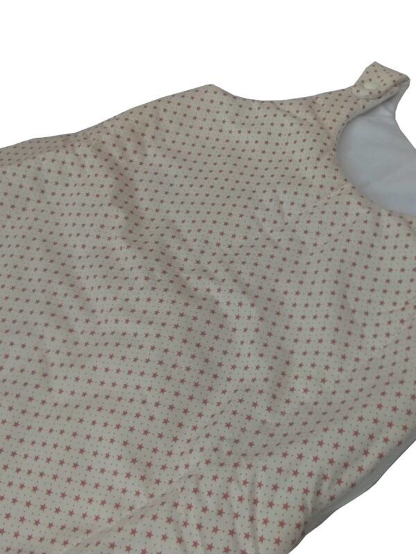 saquinho de dormir infantil branco com estampa de mini estrelas vermelhinhas
