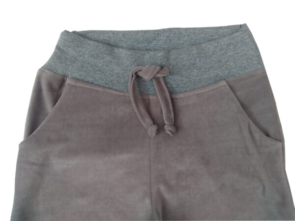 calça infantil em plush cinza, com punho e cordão na cintura para regulagem