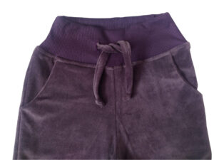 calça infantil em plush roxa, com punho e cordão na cintura para regulagem