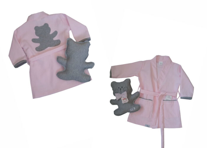 roupão infantil rosa com aplicação nas costas em formato de urso e naninha urso combinando.
