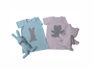 duas camisolas infantis, uma rosa e uma azul com aplicação tipo sombra em forma de urso e coelho e naninhas nos formatos de urso e coelho