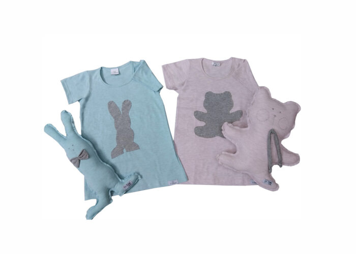 duas camisolas infantis, uma rosa e uma azul com aplicação tipo sombra em forma de urso e coelho e naninhas nos formatos de urso e coelho