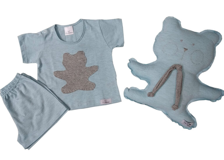 pijama bebê shorts e camiseta mescla azul e cinza com aplicação sombra em forma de urso cinza e naninha urso combinando