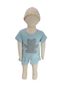 manequim vestindo pijama bebê shorts e camiseta mescla azul e cinza com aplicação sombra em forma de urso cinza