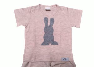 pijama bebê shorts e camiseta mescla rosa e cinza com aplicação tipo sombra em forma de coelho cinza