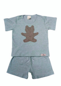 pijama bebê shorts e camiseta mescla azul e cinza com aplicação sombra em forma de urso cinza