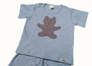 pijama bebê shorts e camiseta mescla azul e cinza com aplicação sombra em forma de urso cinza