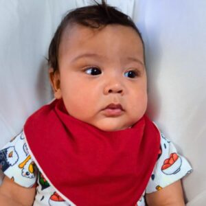 bebê usando babador bandana vermelho